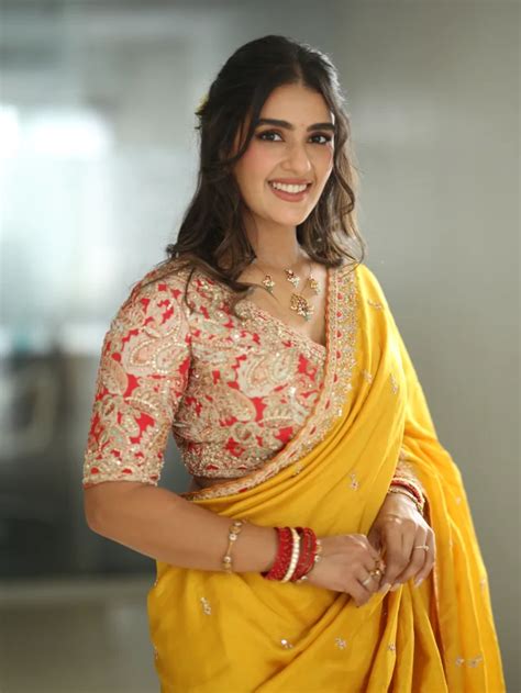 Kavya Thapar : చీరలో కావ్య థాపర్ కవ్వింతలు.. | Actress Kavya Thapar ...