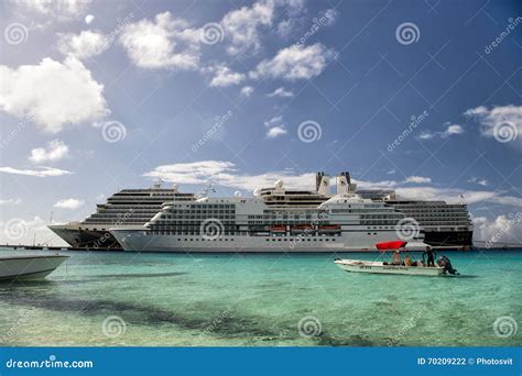 Dois grandes navios fotografia editorial. Imagem de viagem - 70209222