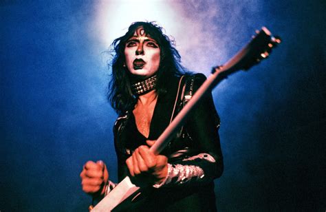 23. September 1982: Vinnie Vincent is hired as new guitarist in Kiss ...