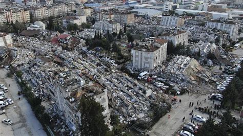 Familiares de las víctimas del terremoto en Turquía: “Nos han dejado solos”