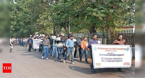 Western Railway Engineers Association stages protest to press for their ...