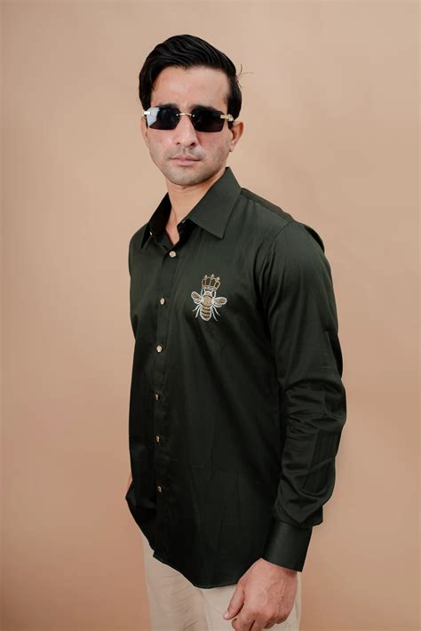 HONEYBEE MOTIF BOTTLE GREEN SHIRT – Label Inc.