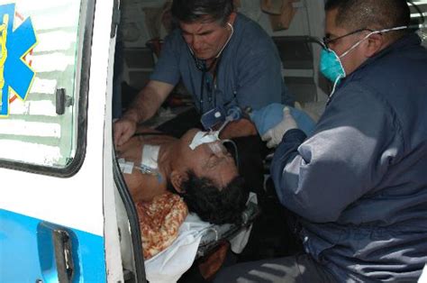 图文：医护人员在救护车内抢救地震伤者_新闻中心_新浪网