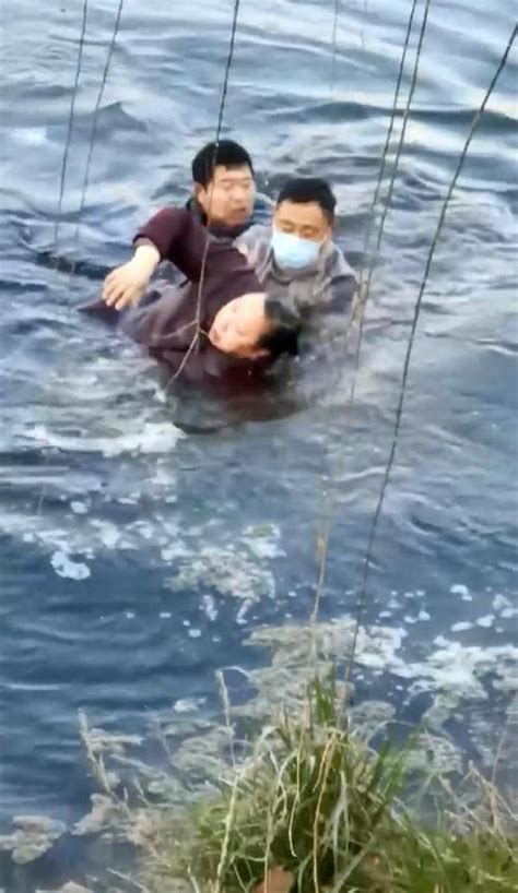 男人救落水5人自己却牺牲了：5次跳入河中救起6人