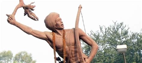 Statues of tribal leader Birsa Munda will lose their chains in Jharkhand