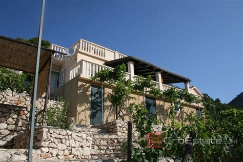 Chorwacja,Brac - Dom z dużą posesją tuż nad morzem