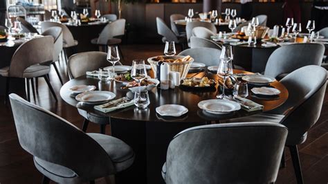 Fancy Restaurant Table Front View 的图像结果