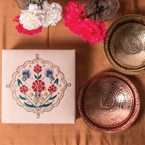 Guldasta Zardozi Box with Curved Plate Wedding Favours – P-TAL