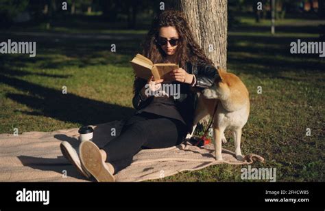 Reading Under a Tree 的图像结果