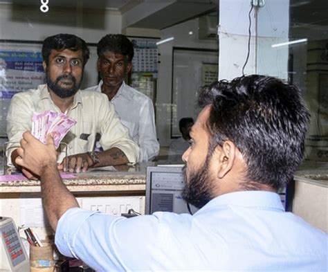 2000 Rupee Note: 2000 रुपये के नोट जमा करने के पहले दिन नहीं दिखीं लंबी ...