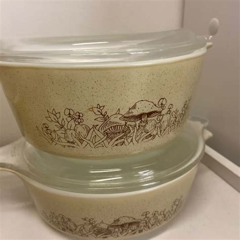 4x Vintage Pyrex bowls with lids , mushroom pattern (s)