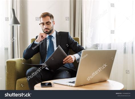 Suit Man Sitting 的图像结果