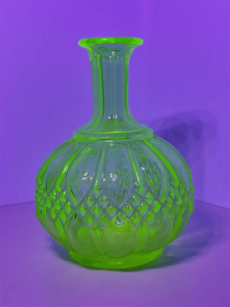 Vintage Ouraline uranium Glass Vase - Etsy