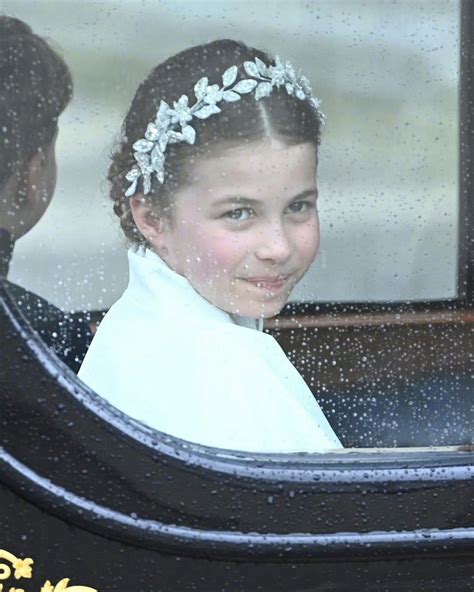 夏洛特小公主这次查尔斯加冕典礼上的装扮值得单独的一条look|夏洛特|查尔斯|Alexander_新浪新闻