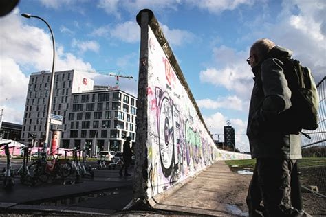 历史上的今天12月3日_1961年民主德国开始加固柏林墙。