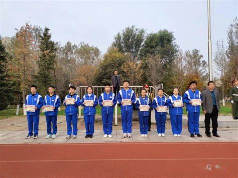 辽阳市一高中举行2020-2021学年度优秀学生表彰大会_全体师生