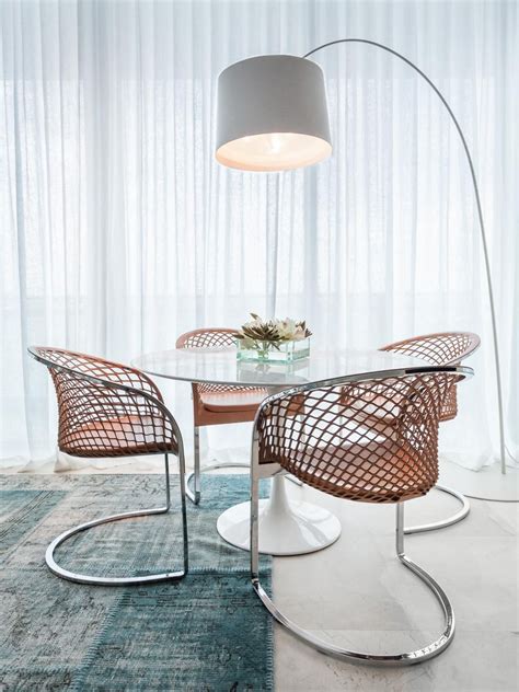 Dining Room With Round Dining Table And Modern Chairs And Using ...