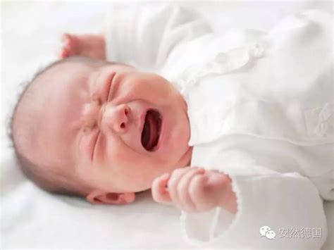 未满月宝宝哭闹不止，只让抱睡放下就哭，月嫂一招让宝宝睡大觉