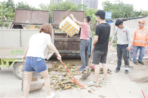志愿者义务打扫街道