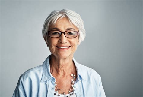 老年女人,自然美,50到59岁,全身像,垂直画幅,美,注视镜头,衰老过程,美人,白人摄影素材,汇图网www.huitu.com