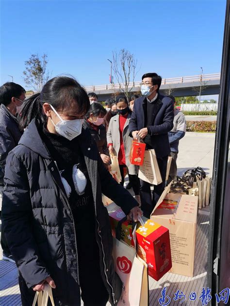 出发上车门、下车进厂门！宣汉县务工人员已到舟山上班啦！ - 达州日报网