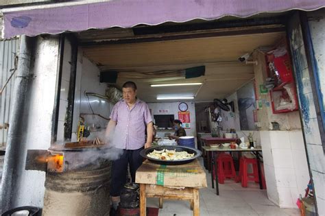 合肥：吴三摆地摊做锅贴饺，已经营了30年，成为合肥特色美食_凤凰网视频_凤凰网