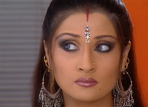 Types Of Bindis That You Can Wear To Rock In Your Ethnic Attire
