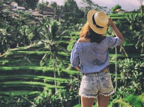 Young woman looking at beautiful tegallalang rice terrace in bali ...