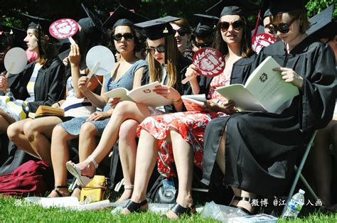 看看美国名校的毕业典礼 绝不只是拍个集体大合照_搜狐教育_搜狐网
