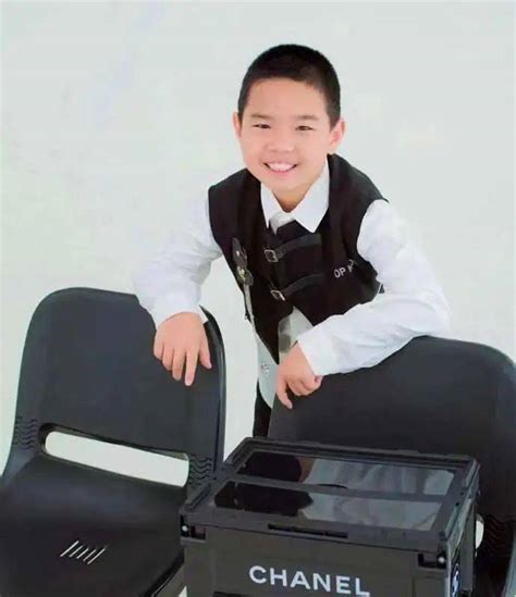 郑浩，男，2012年出生，厦门人，厦门市文安小学五年级学生，热爱篮球、游泳和滑板等运动项目，兴趣围棋与书法，并逐渐喜欢上阅读与写作。