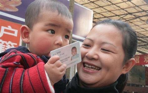 周岁婴儿领到身份证 成我市有身份证的最小公民(图)_新闻中心_新浪网