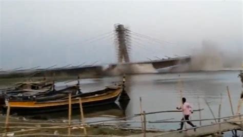 印度耗资百亿卢比的大桥又塌了:大段桥体轰然坠河,民众见状跑上岸|印度|大桥|坠河_新浪新闻