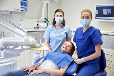 牙医与病人图片-牙医为病人展示展示平板电脑素材-高清图片-摄影照片-寻图免费打包下载