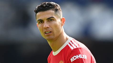 "Dia Menyerang Anak Saya!" - Ronaldo Dituduh Bikin Memar & Rusak HP Fan ...
