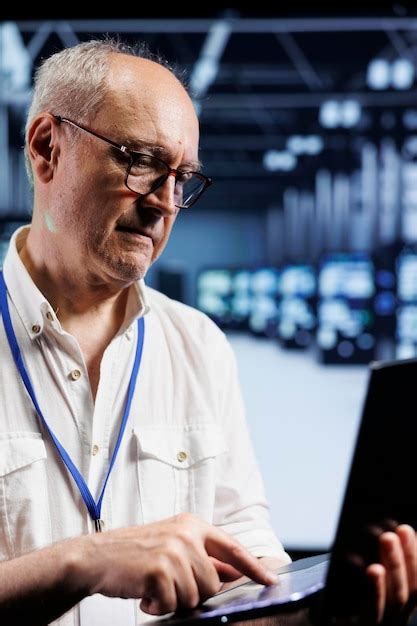 Un informaticien inspecte les supercalculateurs du centre de données ...