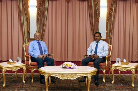 President Yameen meets former President Maumoon - The President's Office