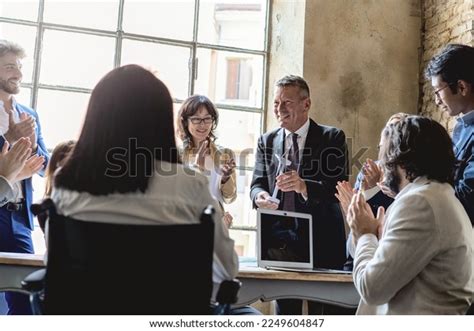 20 People Standing 的图像结果