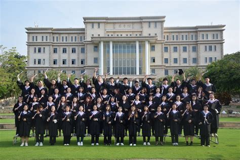 2014届研究生毕业集体照-上海大学外国语学院