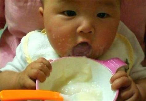 6个月后宝宝晚上频繁醒来吃奶，不一定是饿，更可能是这5个原因_腾讯新闻