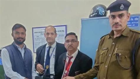 ट्रेन में छूट गया था आभूषण और रुपयों से भरा पर्स, TTE ने वापस करने के ...