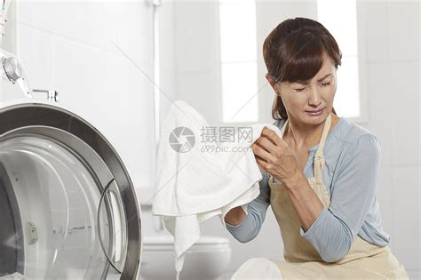 正在洗衣服的家庭主妇高清图片下载-正版图片502115711-摄图网