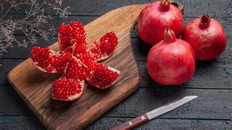 What is the Nutritional Value of Pomegranate per 100g – NutritionFact.in