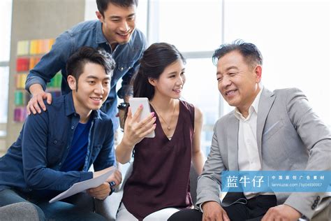 商务女士向同事展示手机-蓝牛仔影像-中国原创广告影像素材