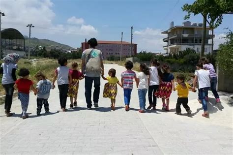 This Aid Worker Is Rebuilding War-Torn Syria By Distributing Food Among ...