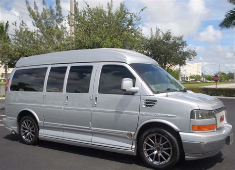 Download GMC Savana - The Ultimate Cargo and Passenger Van Wallpaper | Wallpapers.com