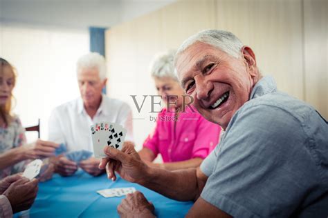 一群老年人在打牌照片摄影图片_ID:154647395-Veer图库