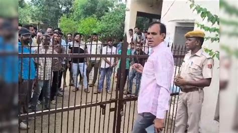 शिक्षक ने छात्रा को भेजा अश्लील मेसेज, कार्रवाई न होने पर परिजनों ने ...