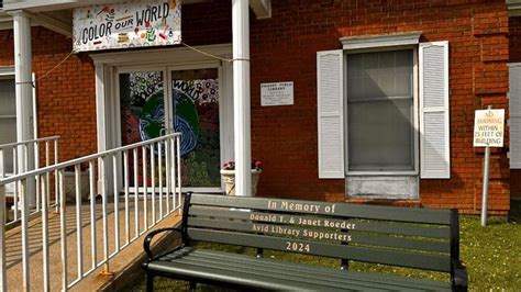 Library unveils memorial bench honoring Piggott couple