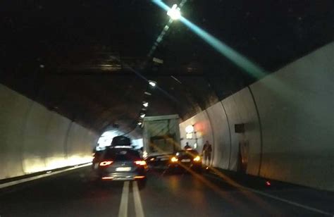 Unfall im Sonnenburgtunnel sorgt für Stau - UnserTirol24