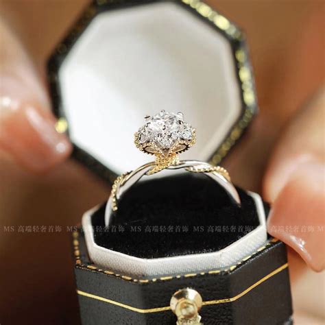 彩色18 K金钻石戒指 - 老凤祥-跨越三个世纪的经典